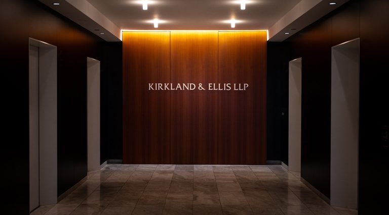 Kkr guarda a Milano, Kirkland & Ellis può seguirlo: il modello degli studi italiani è a rischio